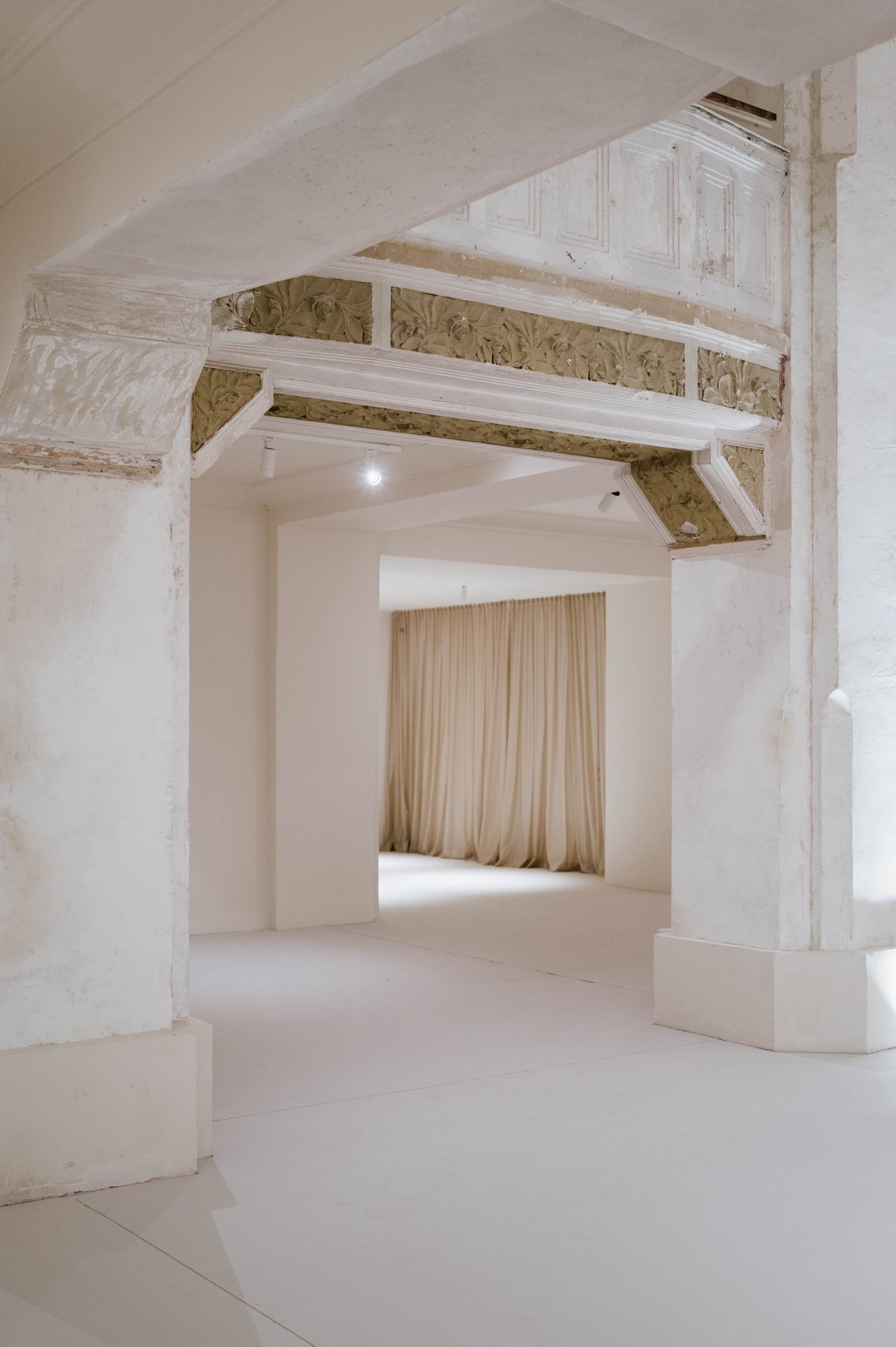 Räume mieten — Akhavan Collection